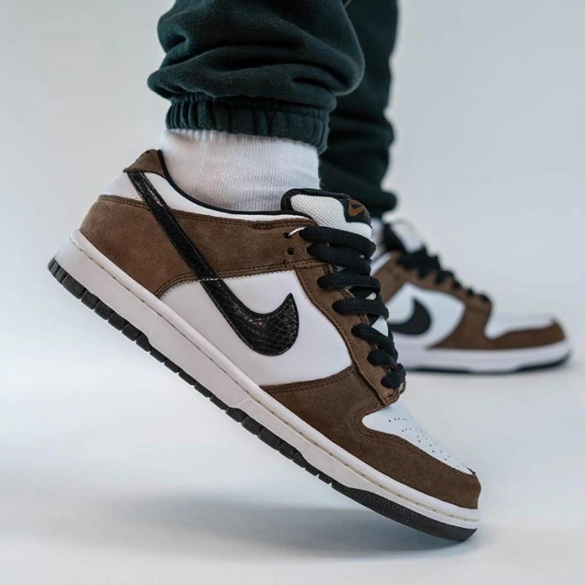 Nike dunk brown. Nike SB Dunk Brown. Nike Dunk Brown Black. Nike Dunk Low Brown. Nike SB Dunk Low Black White and Brown.