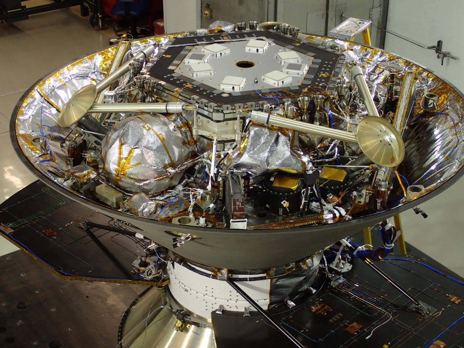 Как называется самый большой космический аппарат. Посадочный модуль НАСА Insight Mars. Космический аппарат Инсайт. Инсайт НАСА. Insight автоматическая межпланетная станция.