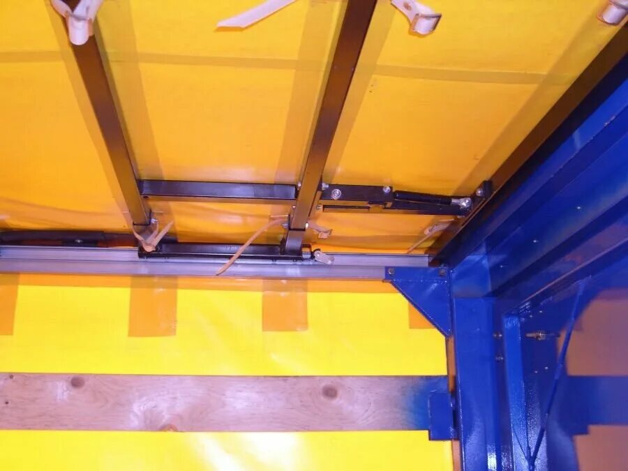 Полуприцеп штора krone зелёный 2008. Полуприцеп бортовой нефаз 93341. Полуприцеп крона штора фото. Spr-0090 ролик боковой шторки полуприцепа. Полуприцеп шмитц штора.