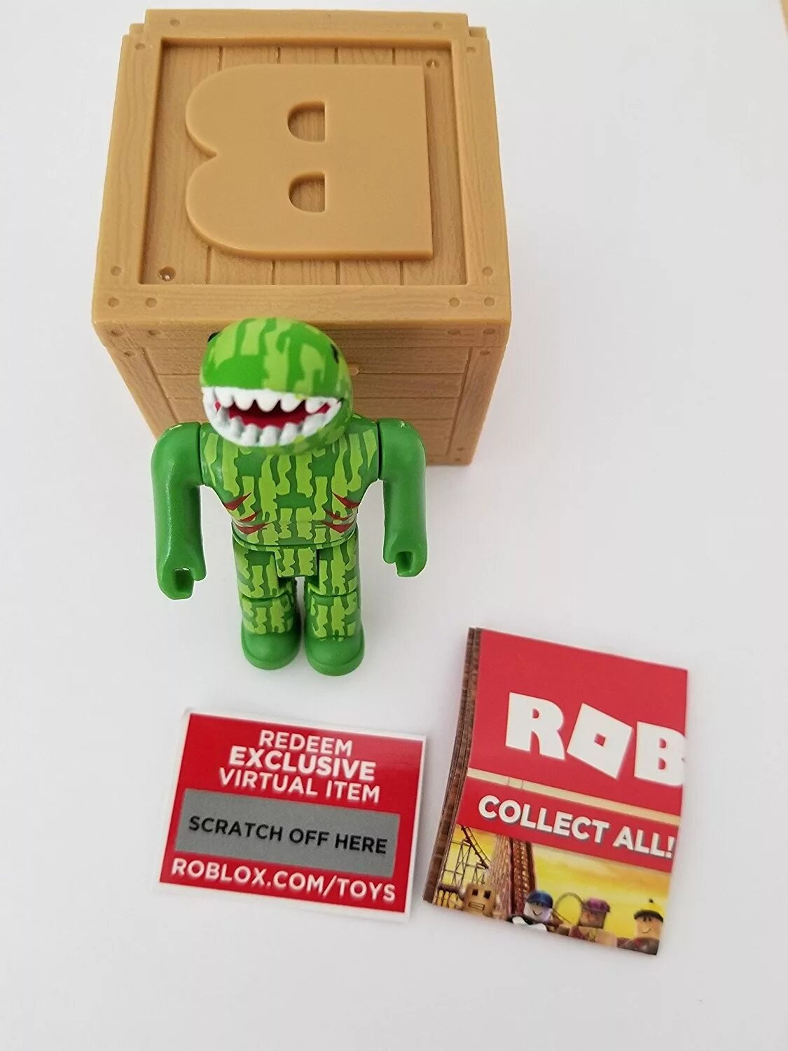 Игрушки роблокс с кодом. РОБЛОКС игрушки. Roblox коробка. Игрушки Roblox коробки. РОБЛОКС игрушки в коробочках.