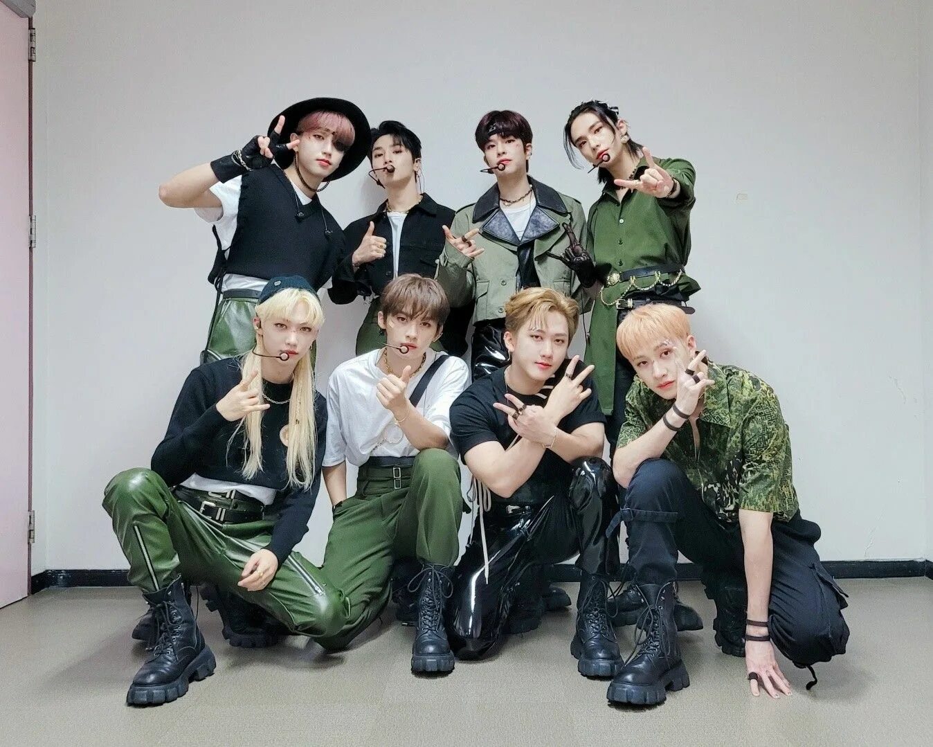 Группа stray kids. Топ stray kids. Топ stray kids. Топ stray kids. Группа stray kids.
