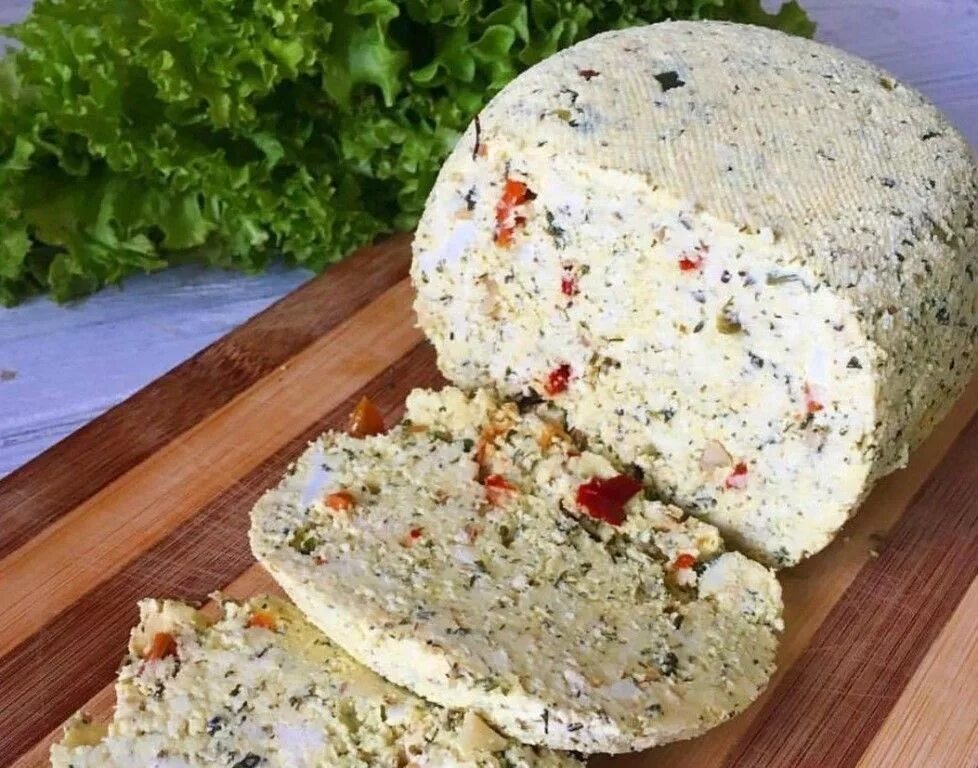 Домашние сыры рецепты фото. Адыгейский сыр. Адыгейский сыр со специями. Домашний адыгейский сыр. Адыгейский сыр с приправами.