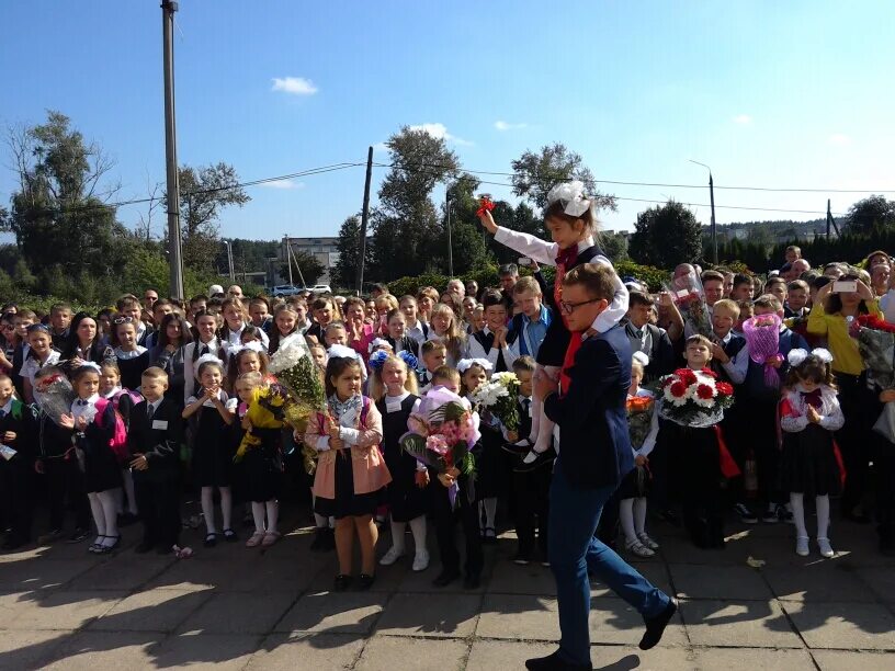 Торжественная линейка картинка. Линейка день знаний прошла. Линейка день знаний прошла. 1 сентября в частной гимназии. Школа 799 линейка 9 мая.