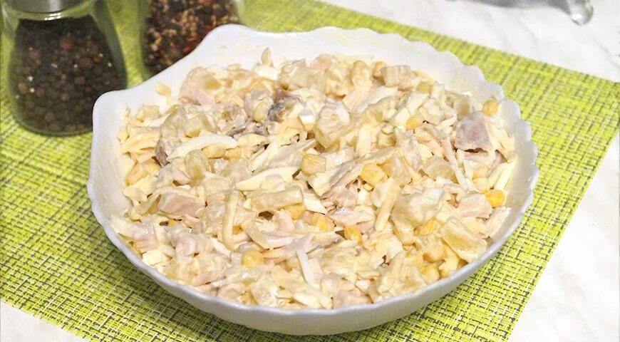 Салат с копчёной курицей и ананасами сыром и чесноком. Салат с ананасом жареным луком. Салат курица копченая с ананасами необычный. Салат с ананасом жареным луком и копченой курицей