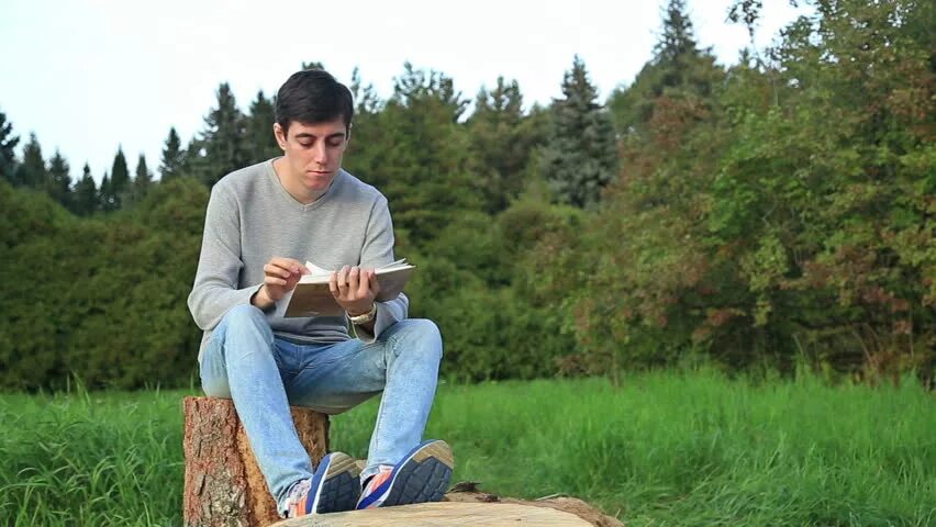 Мужчина читает. Мужчина читает книгу. Человек сидит за книгой. Парень сидит читает. Мужчина читает.