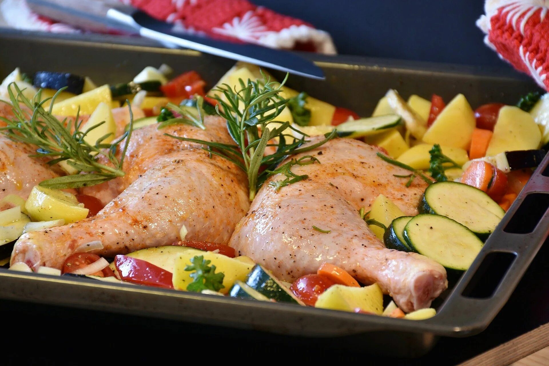 Овощи с куриной. Курица с овощами в духовке. Куриные окорочка с овощами в духовке. Курица в духовке с овощами и картофелем. Куриные голени с овощами в духовке.