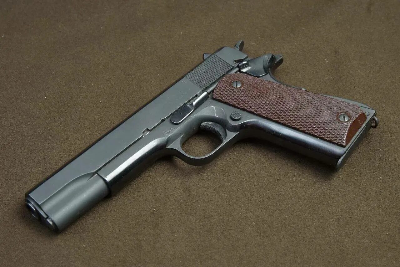 Кольт 45 калибра. Кольт 1911 Калибр. Кольт 1911 45 калибра. Травмат Кольт 1911. Кольт м1911 боевой.