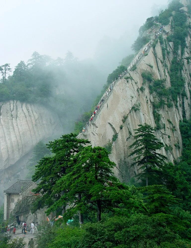 Город на горе в китае. Китайская гора Хуашань. Тропа Хуашань. Горы Huashan Китай. Гора Хуашань тропа смерти.