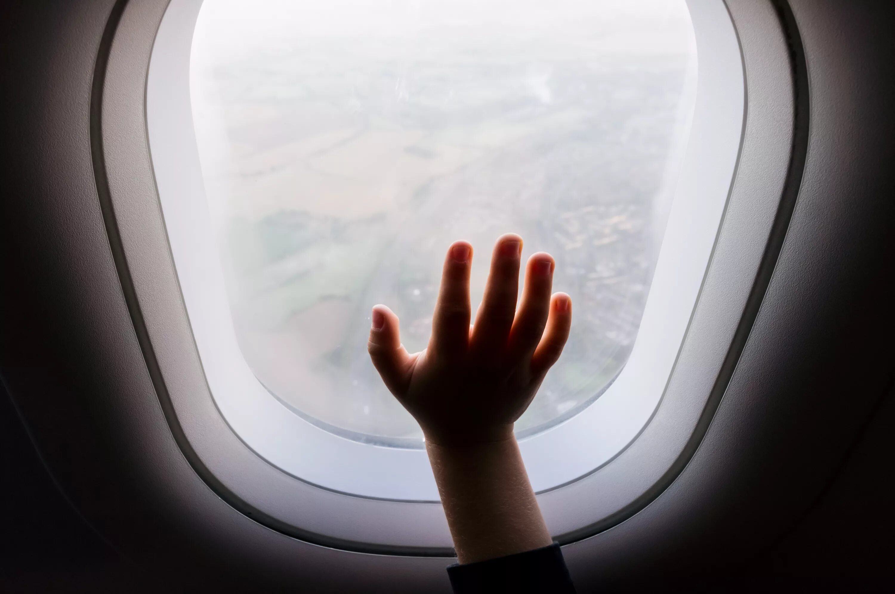 Окно самолета. Самолет с окошками. Детская рука в окне самолета. Рука на окне самолета.