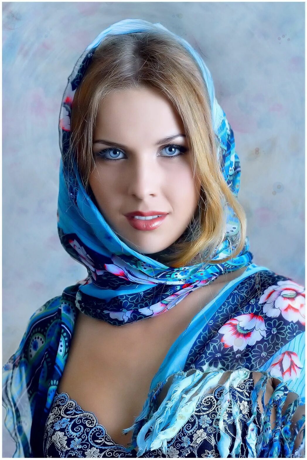 Фото русских девушек. Девушка в платке. Красавица в платке. Девушка в голубом платке. Красивая девушка в платкк.