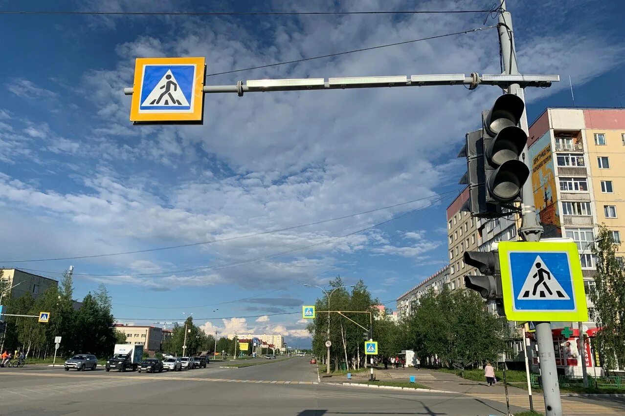 Светофор усинск. Пешеходный переход. Дорожные знаки на улице. Перекресток со светофором. Новые дорожные знаки.