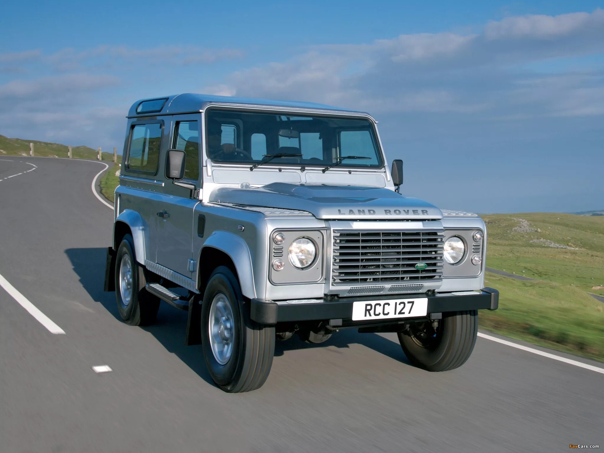 Defender com. Ленд Ровер Дефендер 2007. Ленд Ровер Дефендер 3 дверный. Land Rover Defender 3 Door 90. Ленд Ровер Дефендер 3 двери.