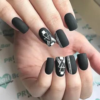 Черный маникюр летом