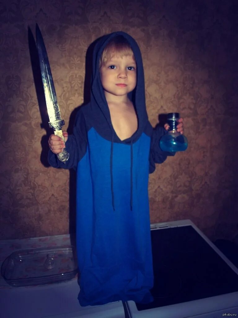 Мамы нету дома. Один дома косплей.