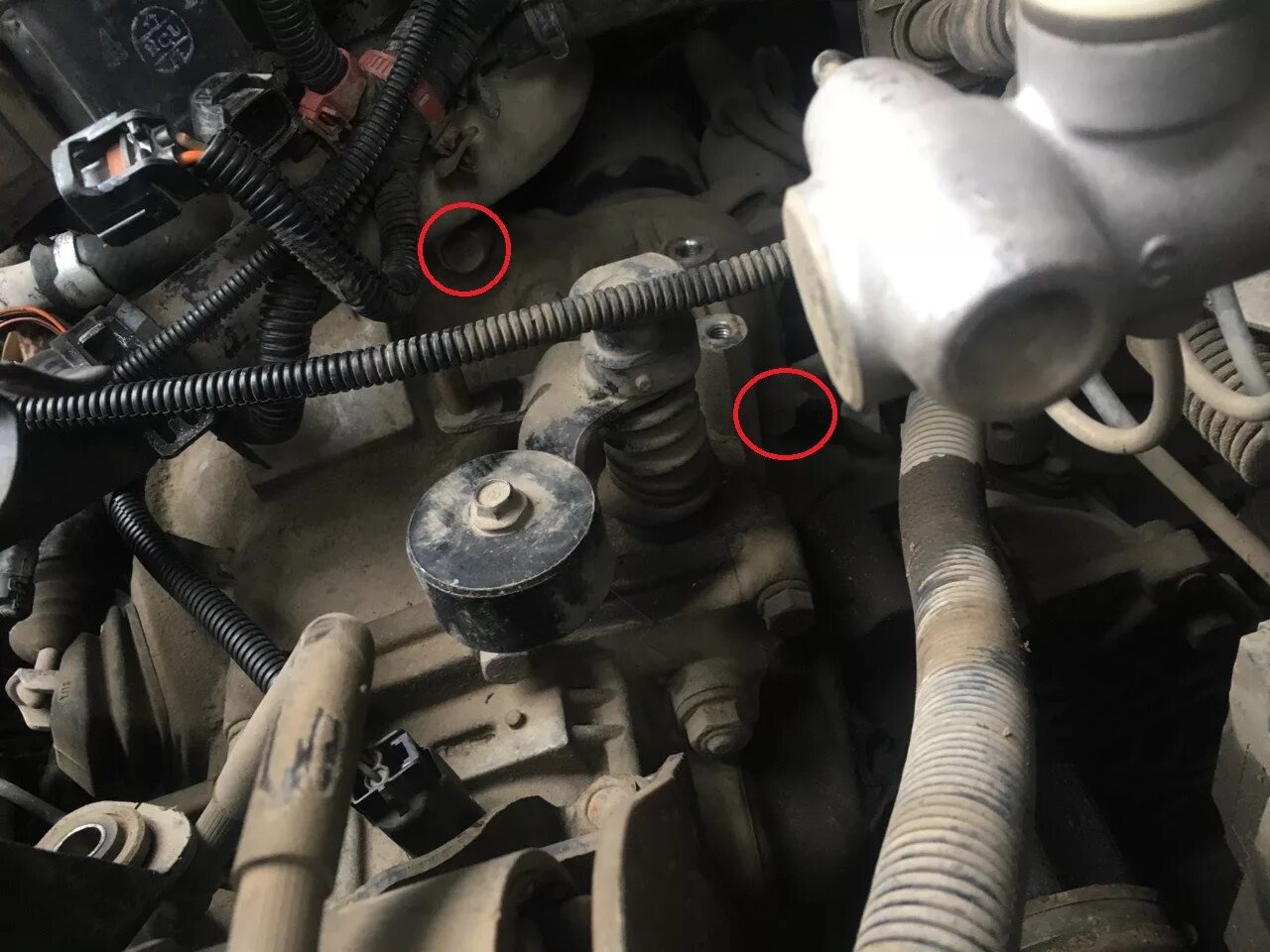 Где находится стартер акцент. Где находится стартер на акценте. Стартер хендай акцент 2008 на кпп. Стартер hyundai accent расположение. Hyundai tucson 2008 расположение стартера.