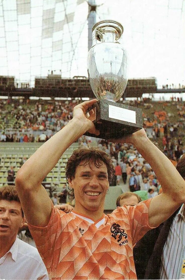 Ван бастен футболист. Рууд гуллит и марко ван бастен. Van basten футболист номер. Марко ван бастен. Джон ван ’т схип.