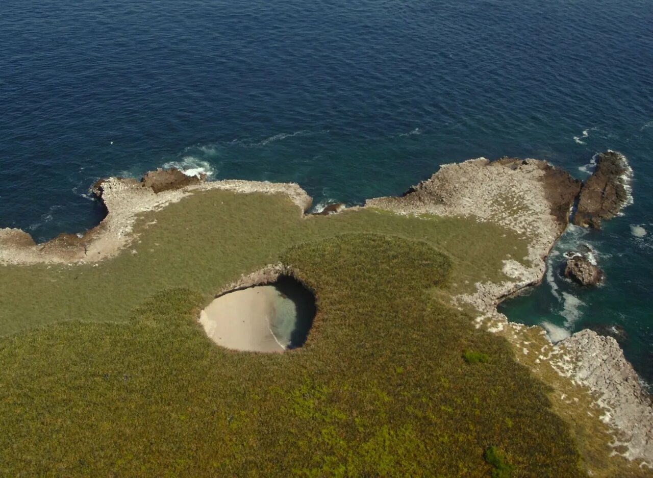 Скрытый пляж в пуэрто-вальярта мексика. Плайя дель амор мексика. Скрытый пляж. Ислас марьетас мексика. Пуэрто-вальярта скрытый пляж.