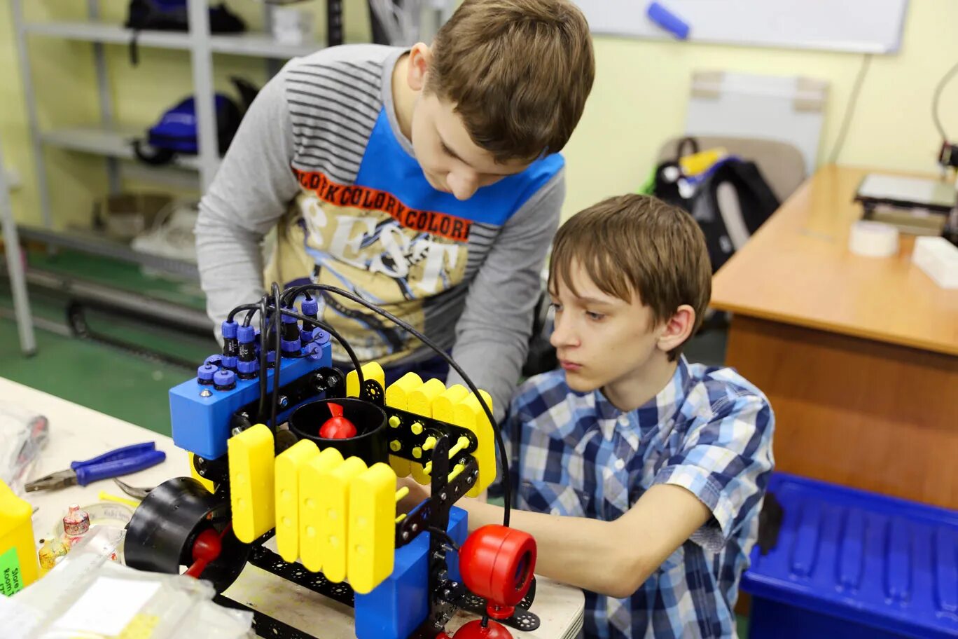 Робототехника новое хобби школьников. Робототехника для детей. Урок робототехники. Занятия по робототехнике. Робототехника в школе.