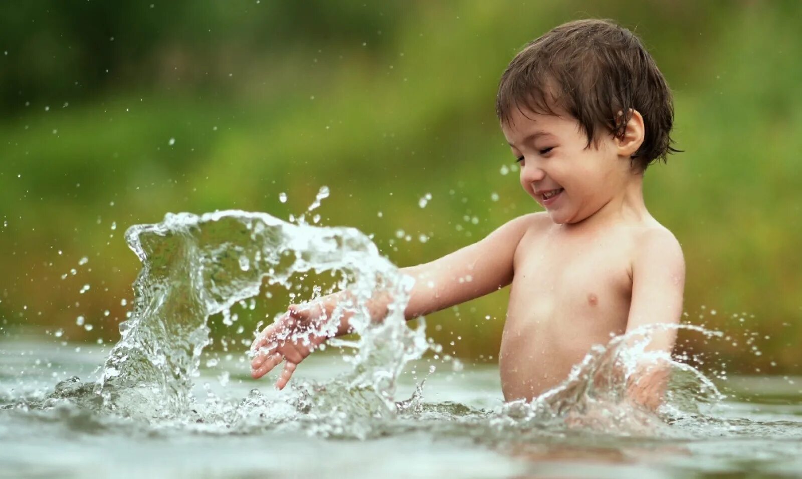 Маленький мальчик купаться. Дети брызгаются водой. Дети на озере. Дети купаются в реке. Дети плещутся в воде.
