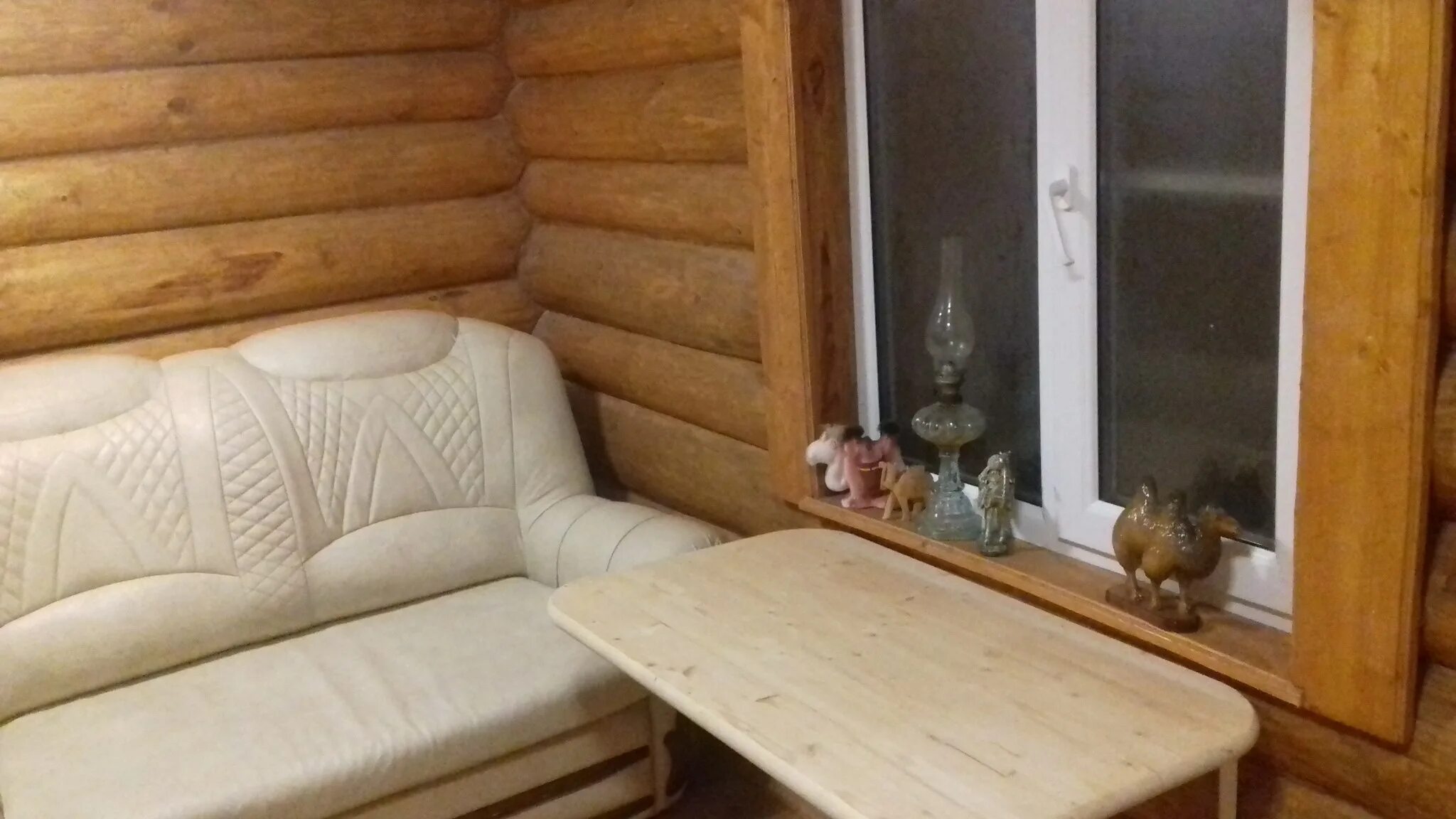 Диван в предбанник. Мягкая мебель для предбанника. Мягкая мебель для предбанника. Диван из поддонов в баню. Лавка в предбанник.