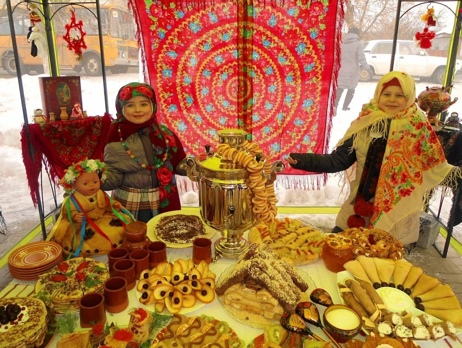Идеи на масленицу в школе. Украшение стола на масленицу. угощения на масленицу. украшение палатки на масленицу. украсить стол на масленицу.