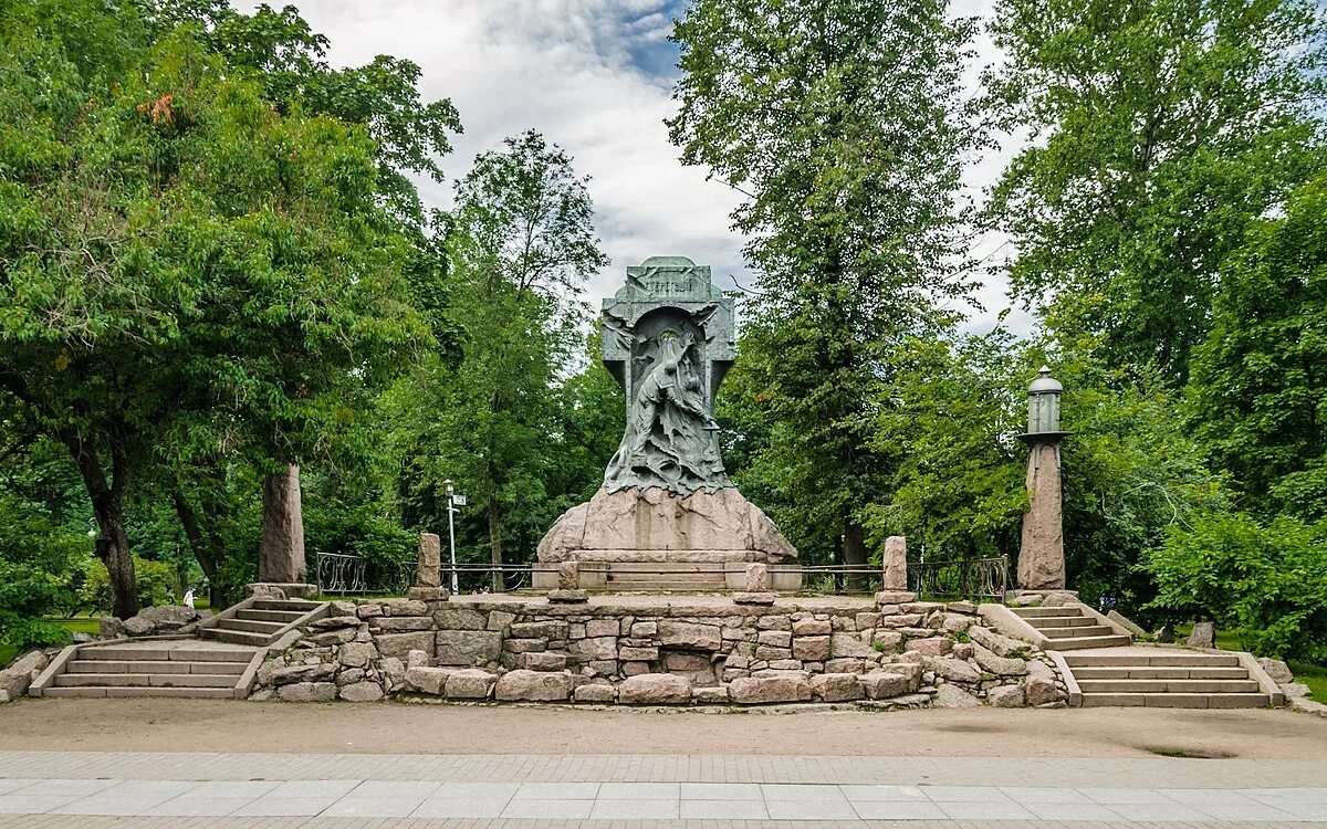 Александровский парк памятник зодчим. Памятник зодчим санкт-петербурга в александровском парке. Петербург памятник стерегущему. Зодчие санкт-петербурга в александровском парке. Памятники александровского парка.