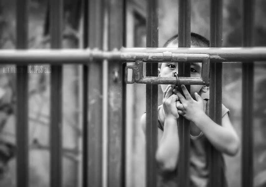 откройте двери люди я ваш. стучит в дверь. человек заглядывает в дверь. а я ваш брат я человек. откройте двери люди я ваш.