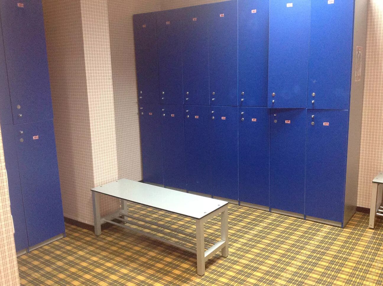 школьная раздевалка женская. школьная раздевалка в россии. школьная раздевалка женская. шкаф для раздевалки. женская раздевалка в школе.