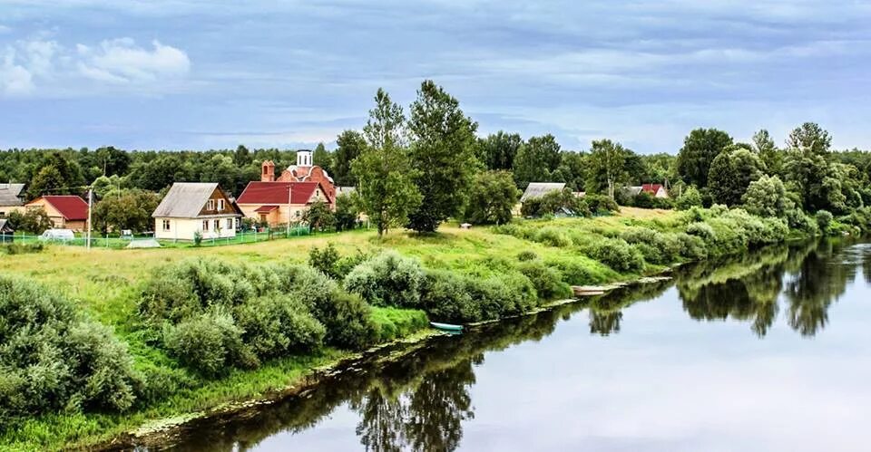 Поселок река река живут. Деревня на берегу реки. Село на берегу реки. Речка в деревне. Деревня речка лес.