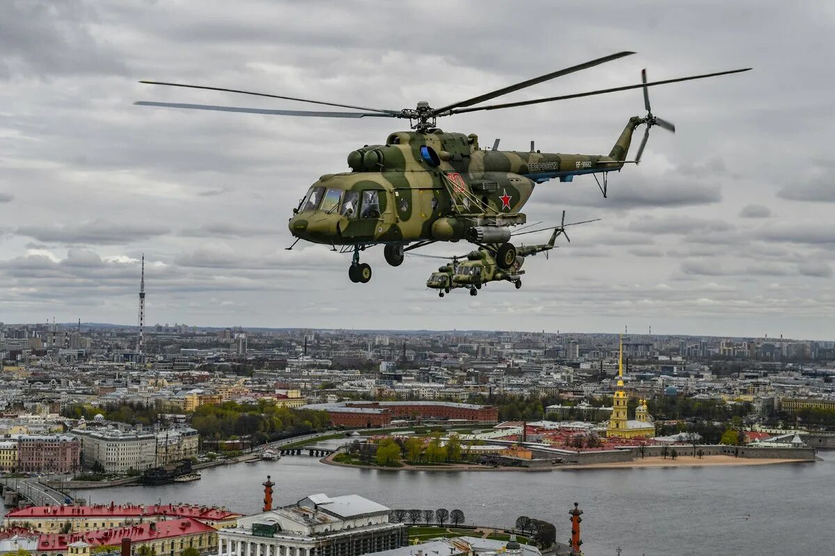 Вертолеты над санкт петербургом. Парад ВВС В Санкт-Петербурге. Военный вертолет Санкт-Петербург. Военные вертолеты над СПБ. Парад Победы вертолеты.