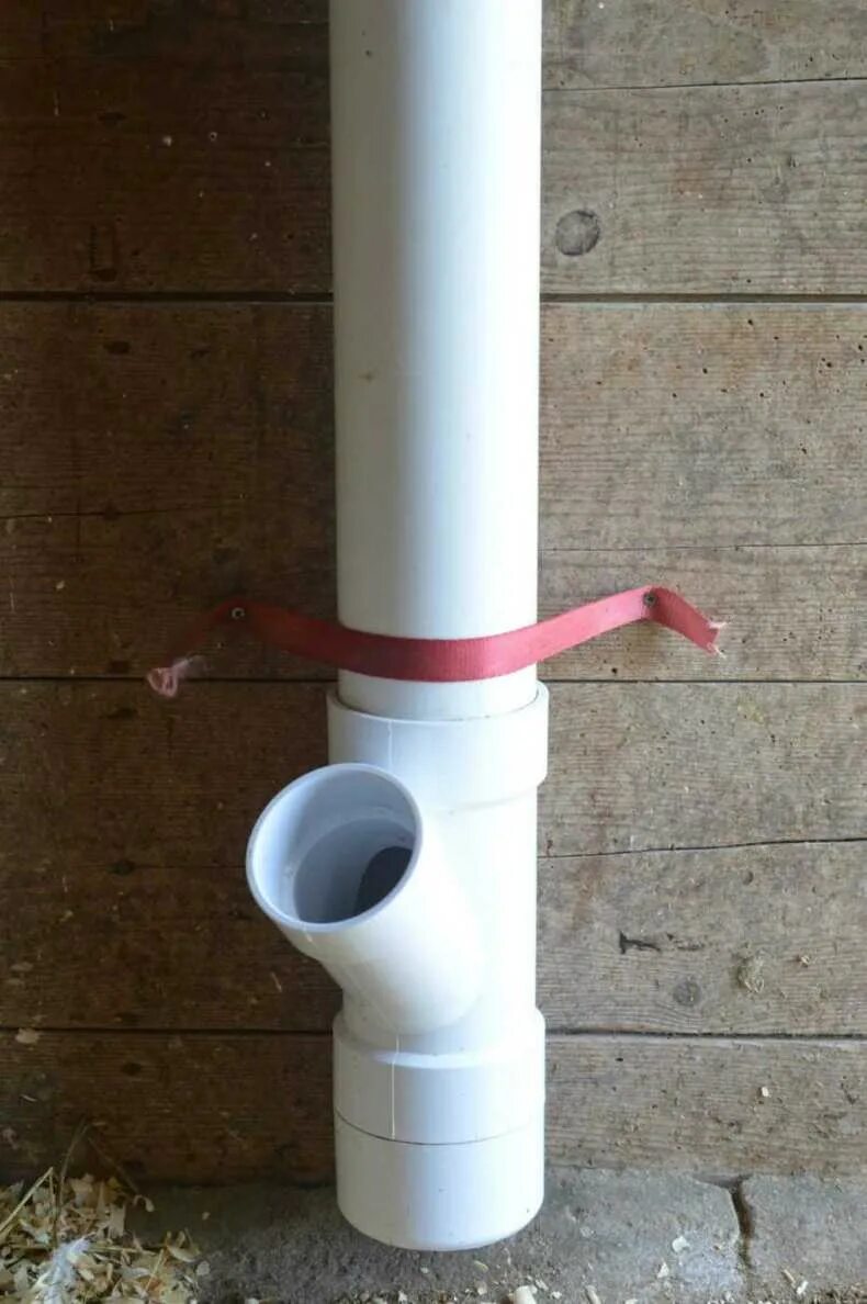Кормушка для кур из трубы пвх 110. Кормушка из трубы. Кормушка для кур из трубы 110. Поилка для бройлеров из 110 трубы для канализации. Кормушка для кур из канализационной трубы.