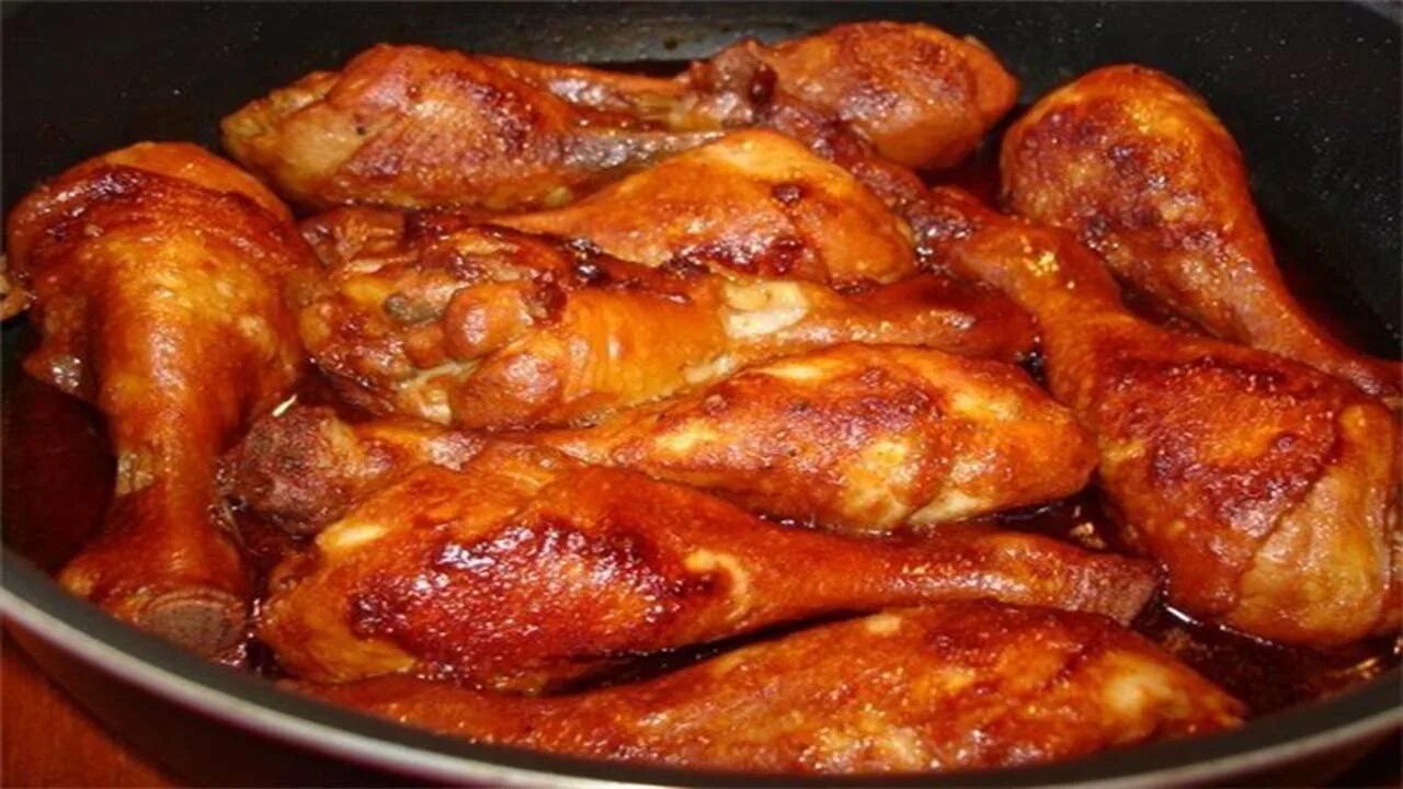 Пожарить курицу на сковороде с корочкой вкусно. Курица с корочкой на сковороде. Жареная курица в сковороде с хрустящей корочкой. Куриные ножки с корочкой. Голень куриная жареная с корочкой.