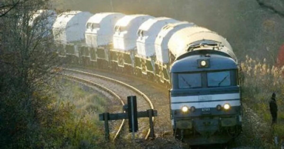 До отхода поезда оставалось всего несколько. Поезд с ядерными отходами. вагон для радиоактивных отходов.