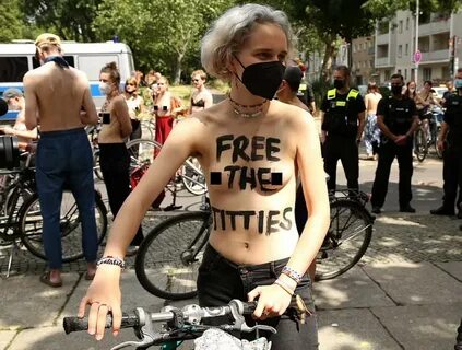 Сотни немок прокатились по Берлину с голой грудью в защиту женщины, которую...