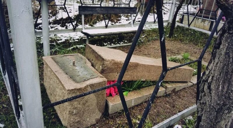 Зачем решетки на могилах женщин в пакистане. Ограждение для над гробие. Оградки памятники облагораживание. Решетки на могилах в пакистане. Зачем решетки на могилах женщин в пакистане.