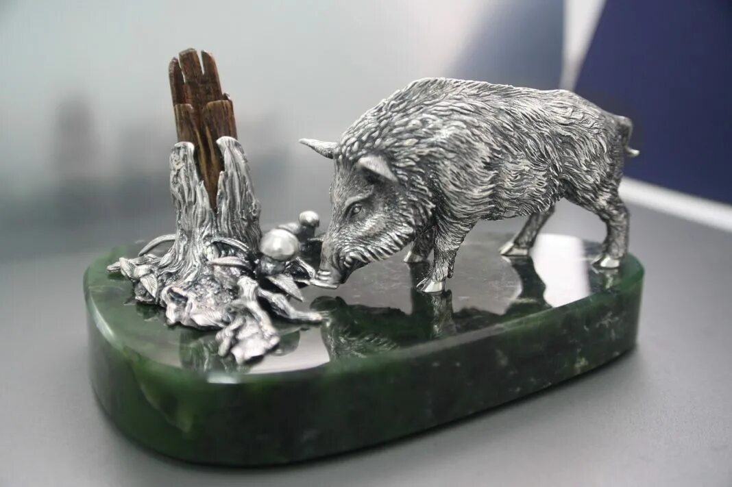 Копилка серебряная. Камни года свиньи. Статуэтка свинья с поросятами фарфор. Свинья на стуле. Статуэтка поросенок.