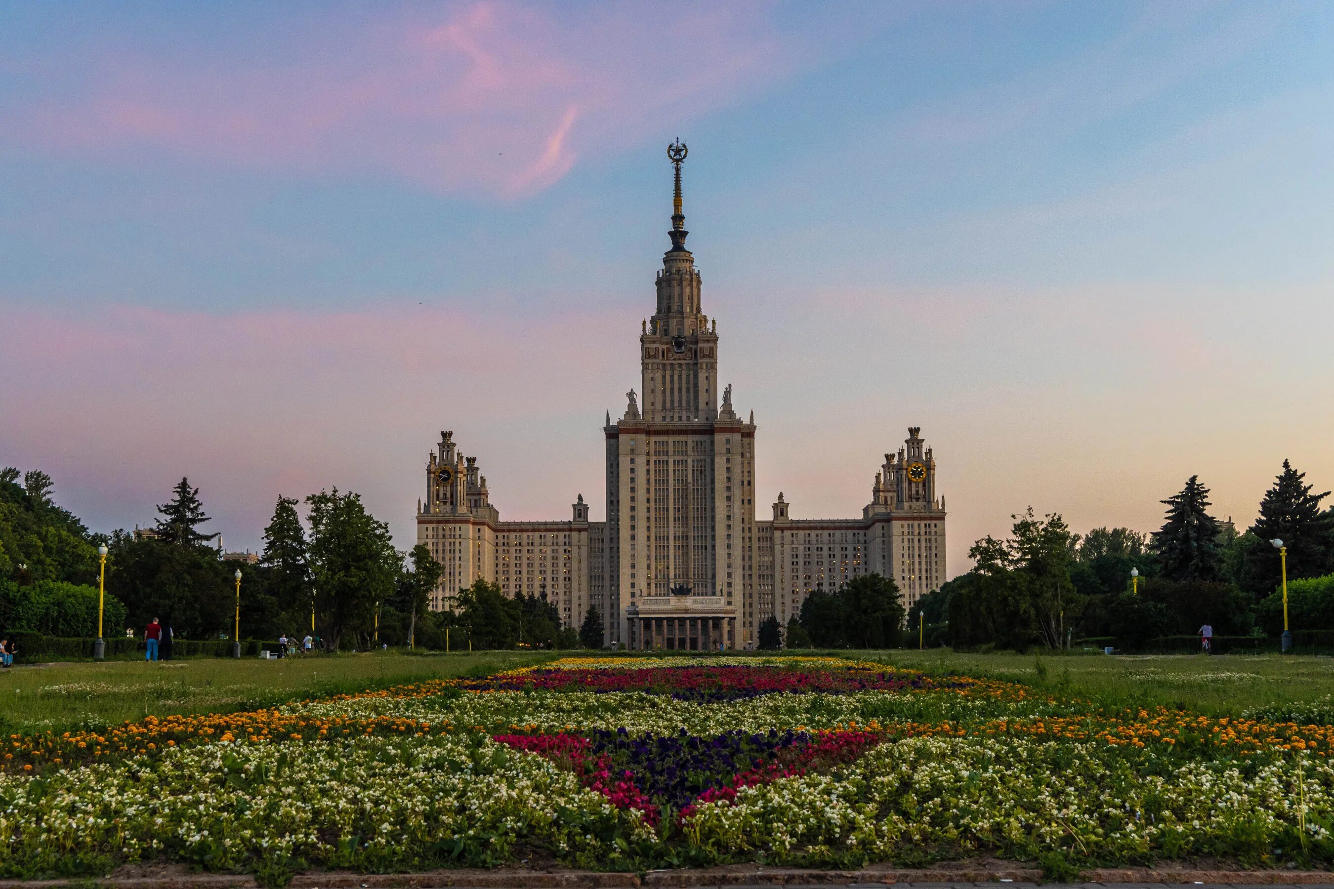 Важные здания в городе. Здание МГУ. Аллея возле главного здания МГУ. Здание со шпилем в Москве. Ландшафт города Москвы.