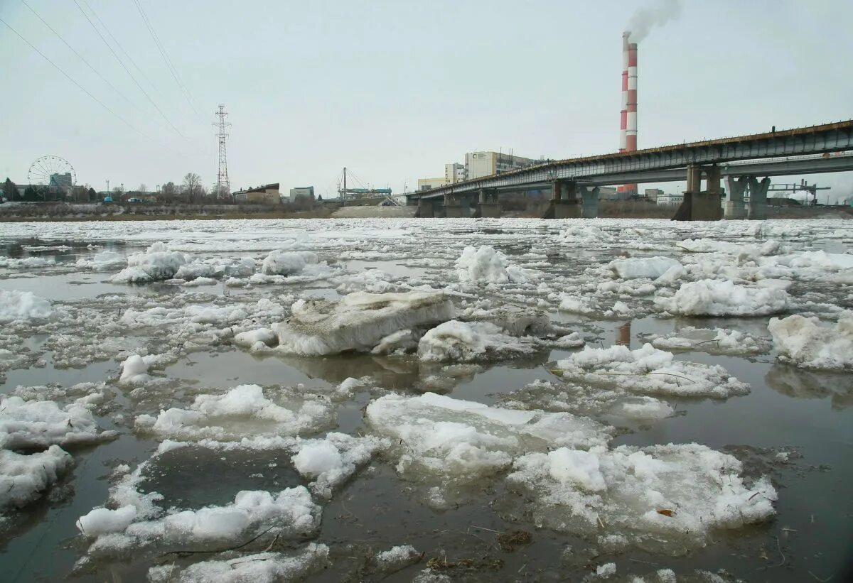 Где вскрылась река. Река Томь ледоход 2022 Новокузнецк. Ледоход на реке Томь 2022. Ледоход в Новокузнецке. Ледоход Томь Кемерово.