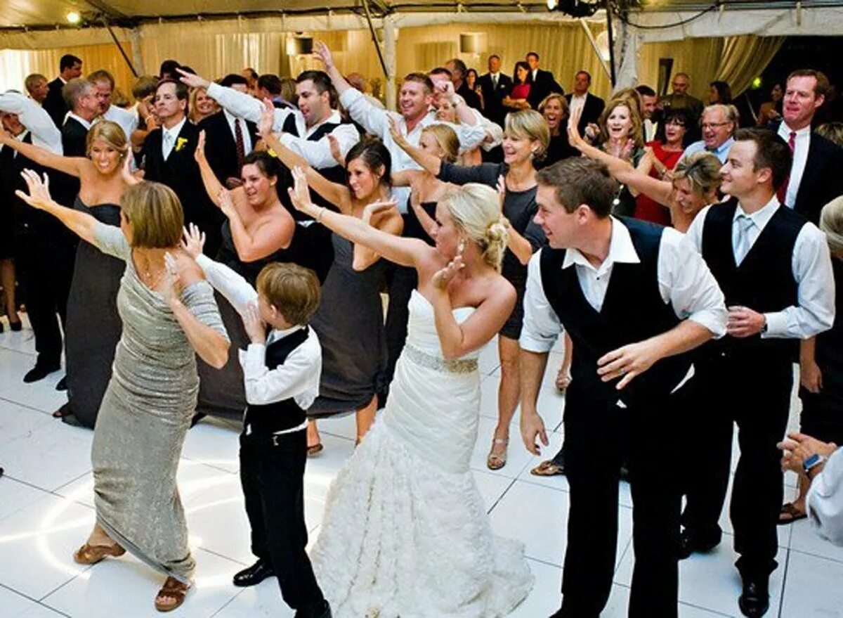 Свадьба где танцуют. Свадебный танец. Танцуют на свадьбе. Свадебные танцы гостей. Флэшмоб на свадьбе.