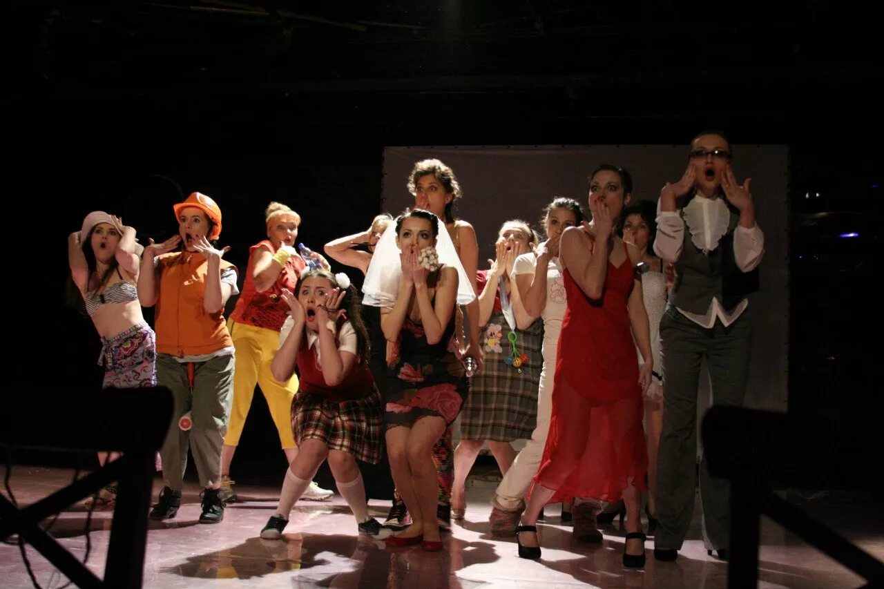 восемь разгневанных женщин