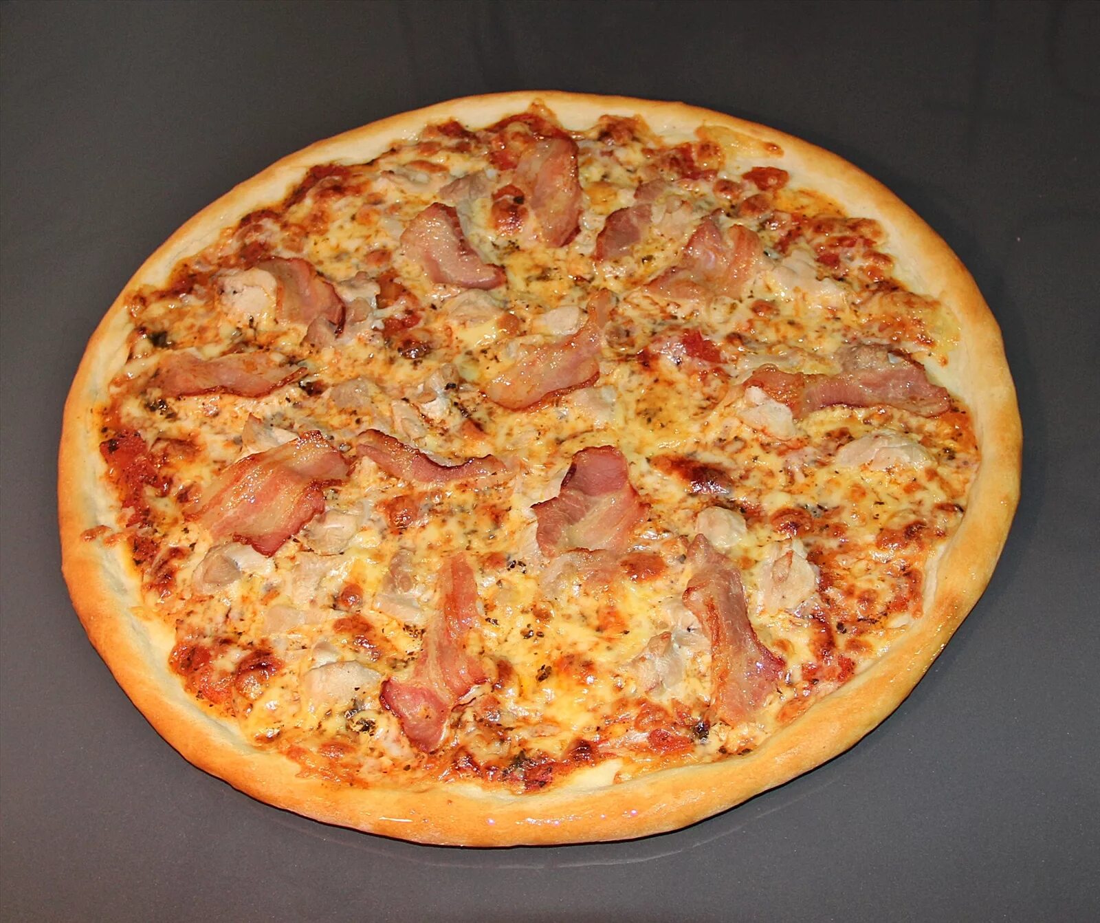 пицца с куриным мясом. пицца с копченой курицей. пицца цыпленок. ржаное или пшеничное тесто для пиццы. пицца с грибами.