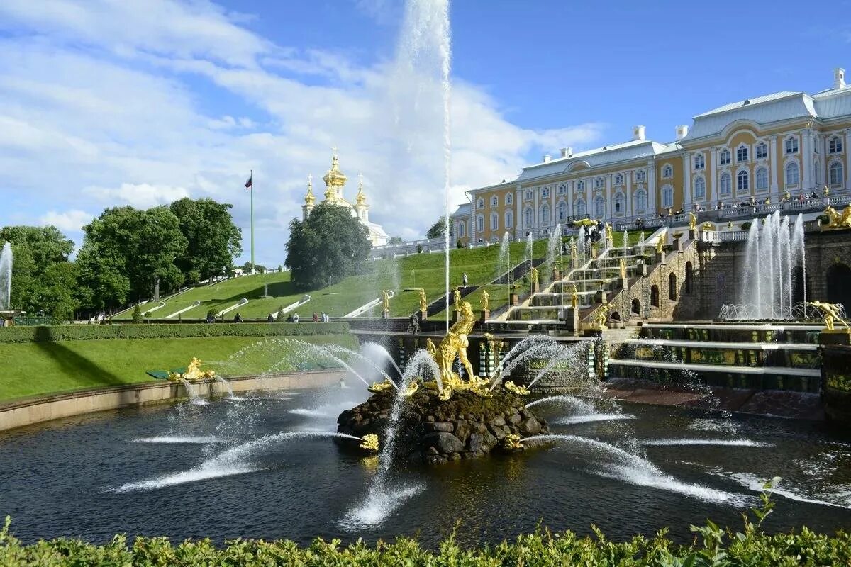 Петергоф в санкт петербурге билеты 2023. Петергоф (дворцово-парковый ансамбль). Петергоф дворец фонтаны. Петергоф дворцово-парковый ансамбль достопримечательности. Фонтаны Нижнего парка в Петергофе.