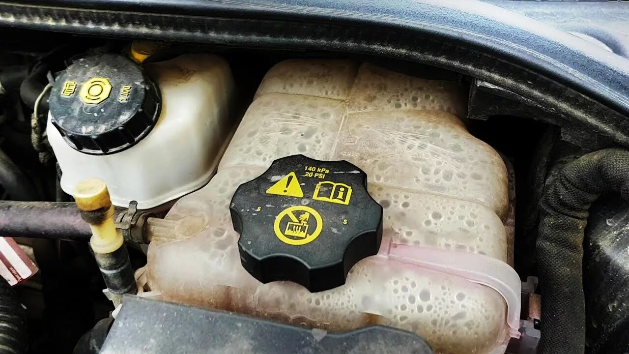 Кипит опель. Opel Astra j бачок охлаждающей жидкости.
