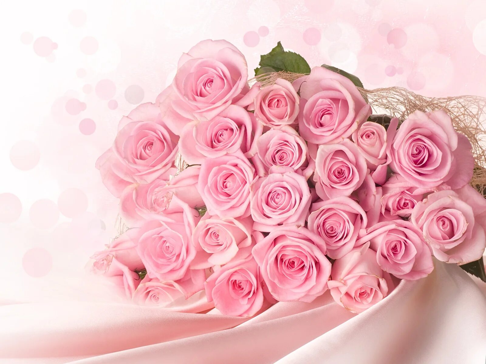 Розы маме стихи. С днем рождения цветы. С днем рождения девушке цветы. С днем рождения розы. Открытки с днём рождения девушке с цветами.