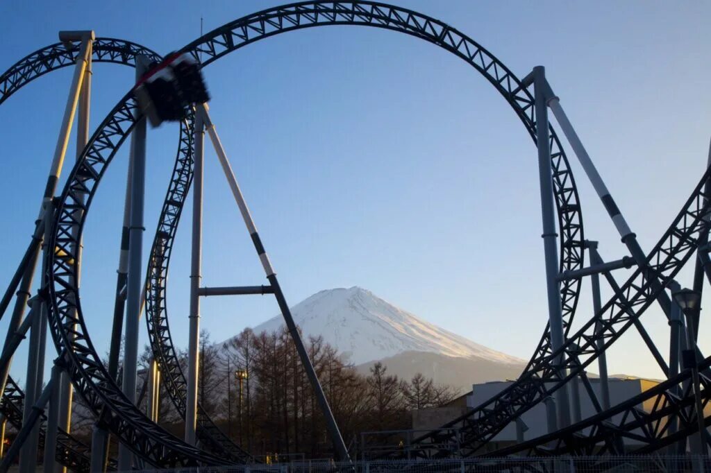 Развлечения в японии. Парк развлечений Fuji-q Highland. Фуджи Кью парк аттракционов в Японии. Takabisha (парк Fuji-q Highland), Фудзиёсида, Япония.. Фуджи американские горки Япония.