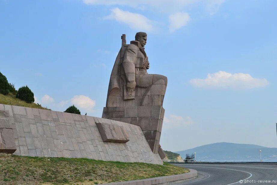 Памятник матросам новороссийск. Памятник морякам революции в новороссийске. Памятник морякам революции в новороссийске. Памятник солдату новороссийск. Памятник матросам новороссийск.