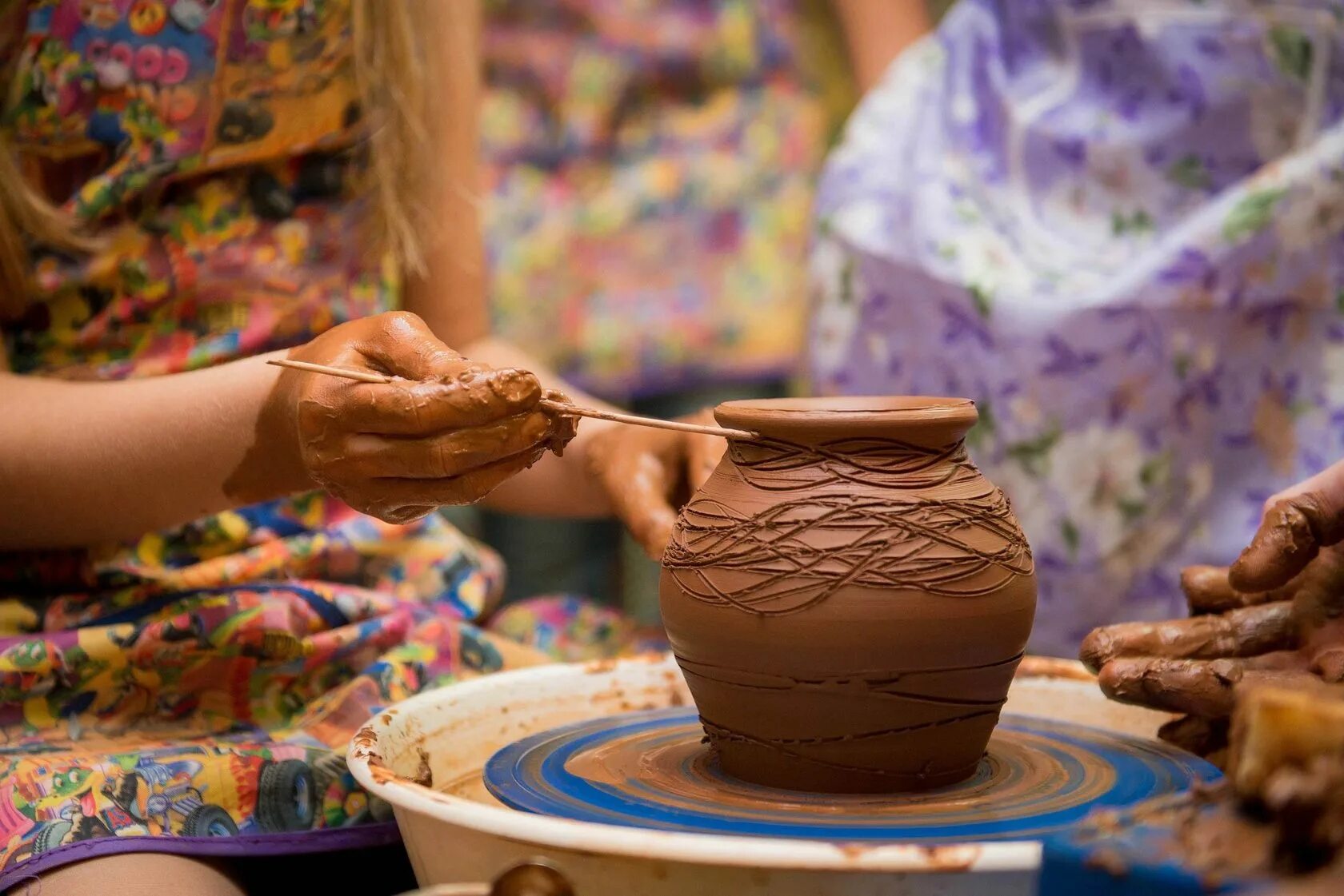 Курская керамика Гончарный промысел. Гончарная мастерская гончарное дело. Гончар глина искусство. Гончарное искусство для детей. Гончары пришли