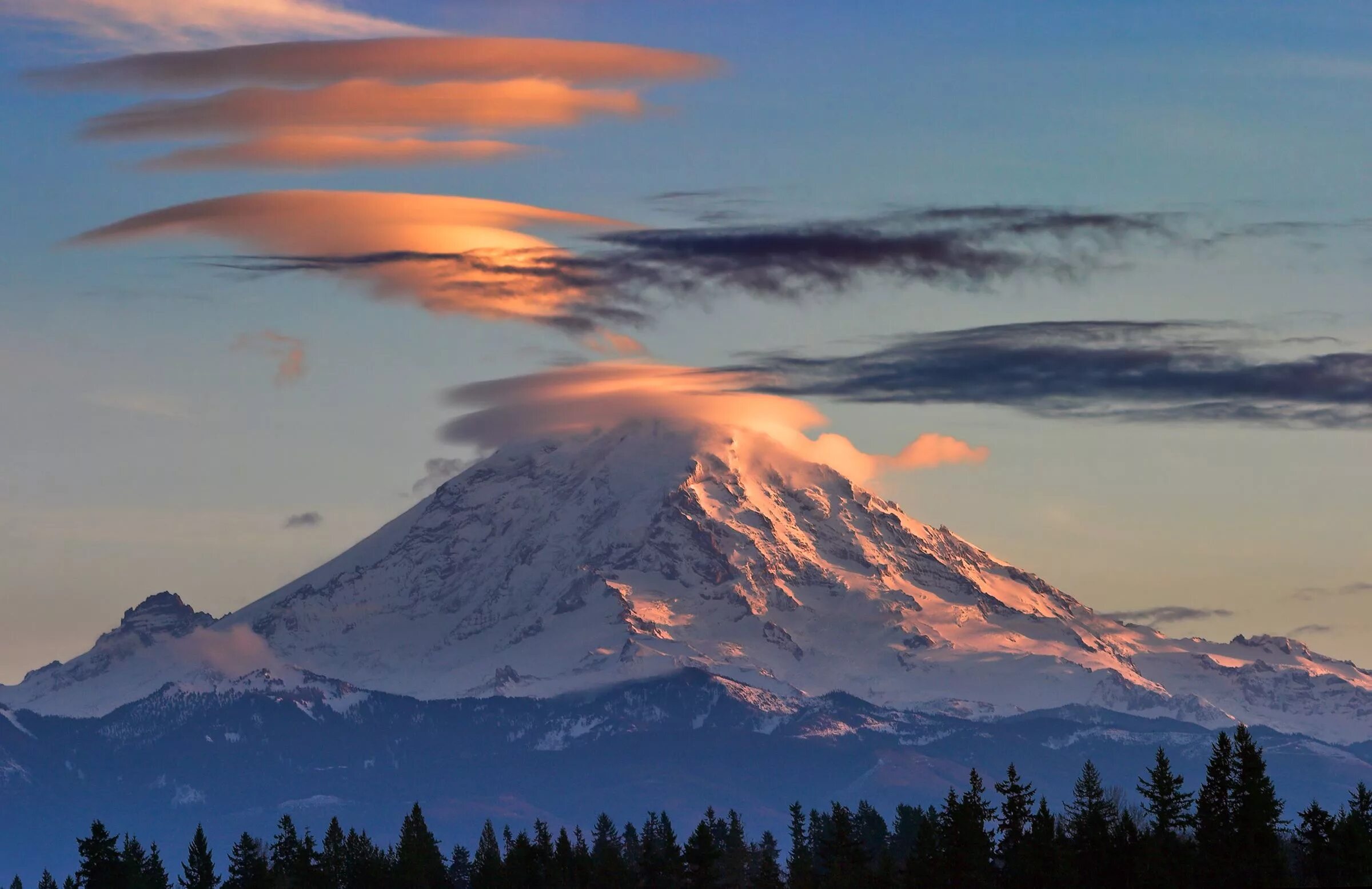 Наивысший вулкан северной америки. Вулкан Рейнир Сиэтл. Сиэтл гора Рейнир. Гора Рейнир Вашингтон. Северная Америка вулкан Рейнир.