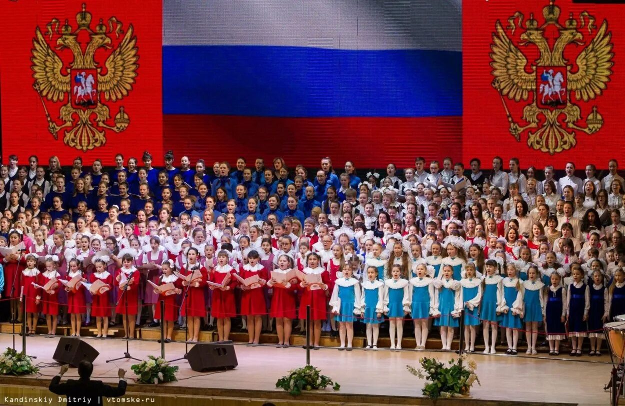 Люди поют гимн. Русский гимн петь. Исполнение российского гимна. Исполнение гимна. Русский гимн петь.