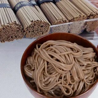 Можно есть лапшу сухую